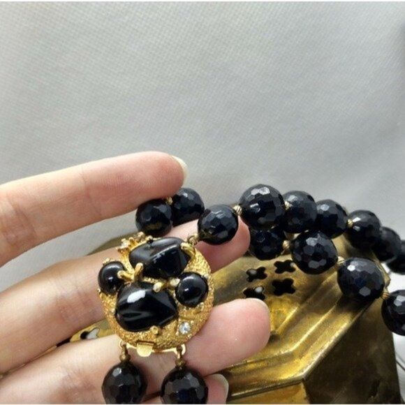 Decorative black diamond cut beaded necklace w egg nest cluster closure - Picture 3 of 3